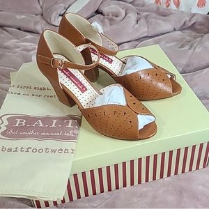 Vintage style tan open toe strap at ankle dress shoes. Adorable . NWT SZ 6